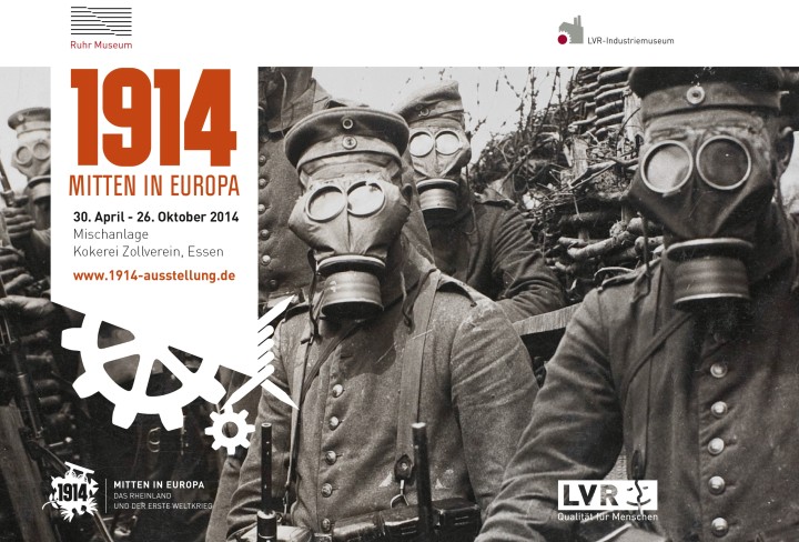 Motiv der Ausstellung "1914 - Mitten in Europa": Historisches Schwarz-Weiß-Foto von Soldaten mit Gasmasken und Infos zur Ausstellung