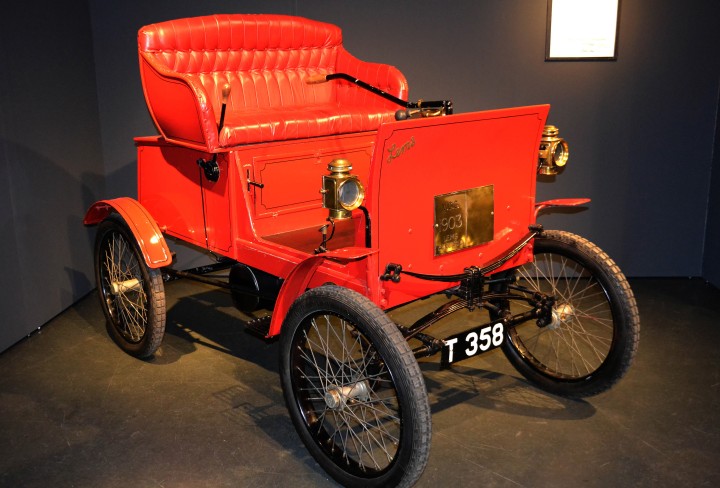 Foto zeigt ein rotes Elektromobil aus dem Jahr 1903