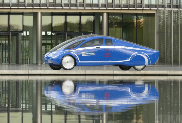 Der 'ThyssenKrupp PowerCore SunCruiser': Ein blaues, modern anmutendes Auto
