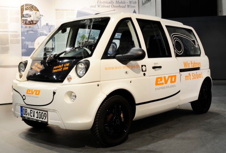 Foto zeigt weißes Elektroauto der EVO in der Ausstellung