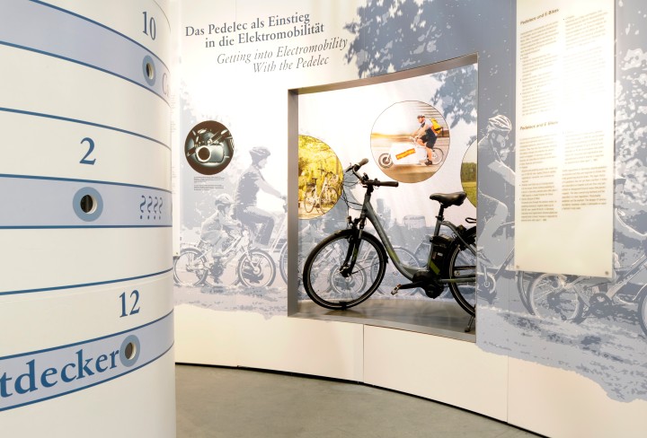 Blick auf die Ausstellungswand mit einem elektrischem Fahrrad