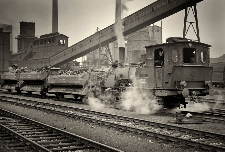 Schwarz-Weiß-Fotografie einer Lok im Zechenbetrieb 