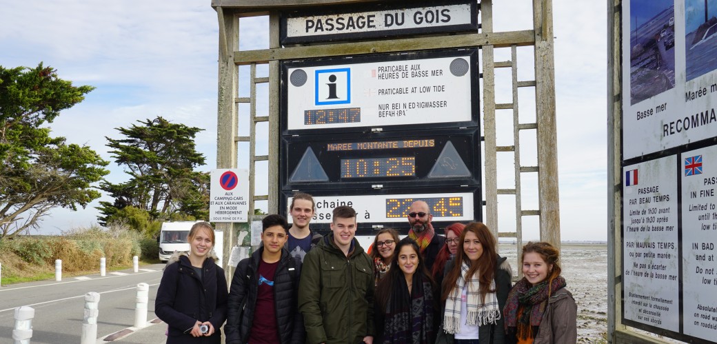 Die Schülerinnen und Schüler der Gesamtschule Weierheim in Oberhausen beim Schüleraustausch in Frankreich.