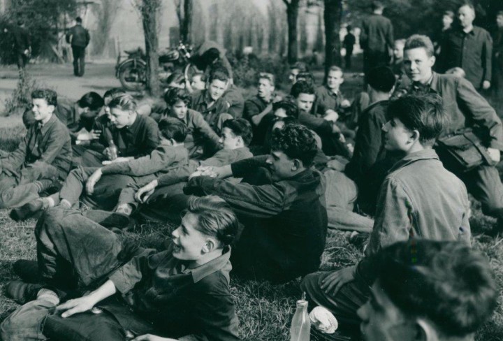 Schwarz-weiß Foto einer wartenden Gruppe Männer