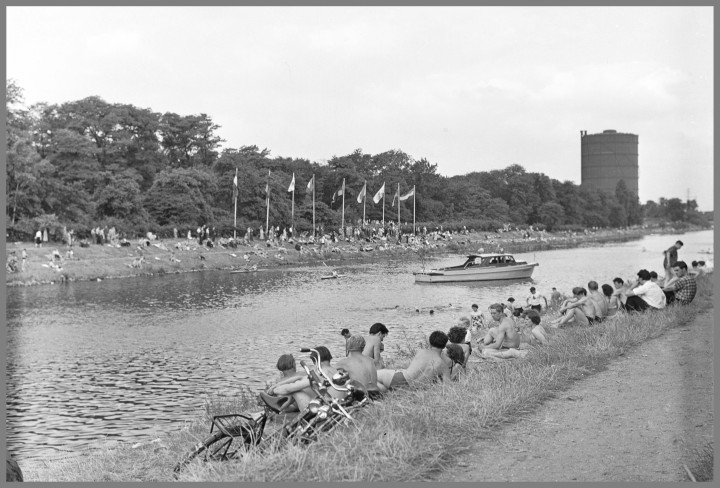 Historisches Schwarz-Weiß-Foto von Menschen am Rhein-Herne-Kanal