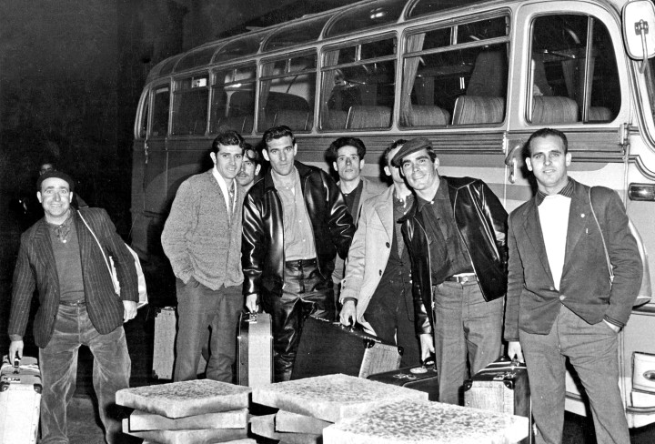 Historisches Schwarz-Weiß-Foto der Ankunft sardischer Gastarbeiter in Oberhausen
