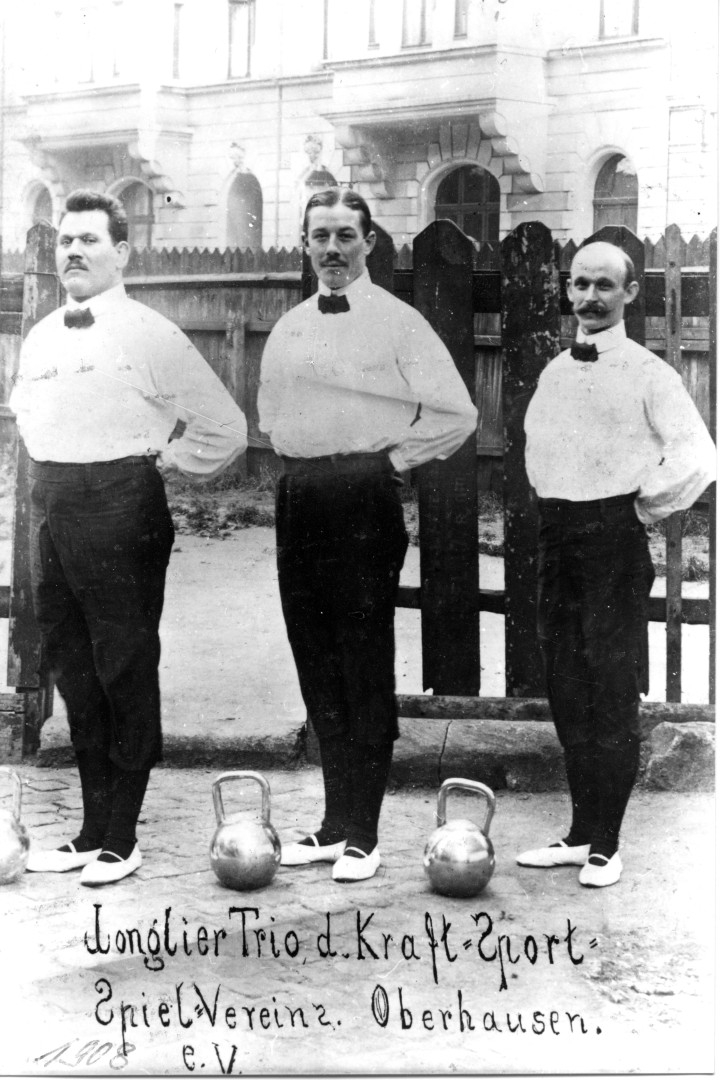Historisches Schwarz-Weiß-Foto vom Jonglier-Trio des Kraft-Sport-Spiel-Vereins Oberhausen
