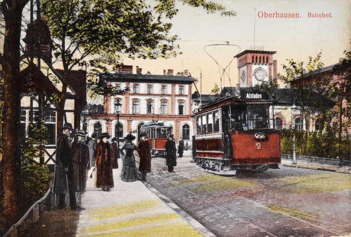 Historische Postkarte vom Bahnhof Oberhausen mit städtischer Umgebung