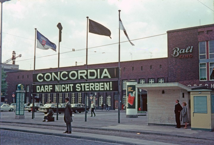 Historisches Foto des Bahnhofsvorplatzes während der Concordiakrise