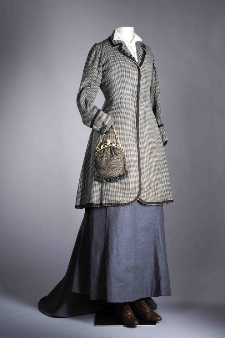 Blauer langer Rock und grauer Mantel für Damen an einer Figurine