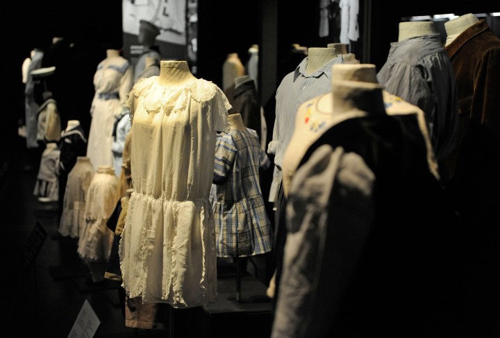 Verschiedene Kinderkleidung an Figurinen in der Ausstellung