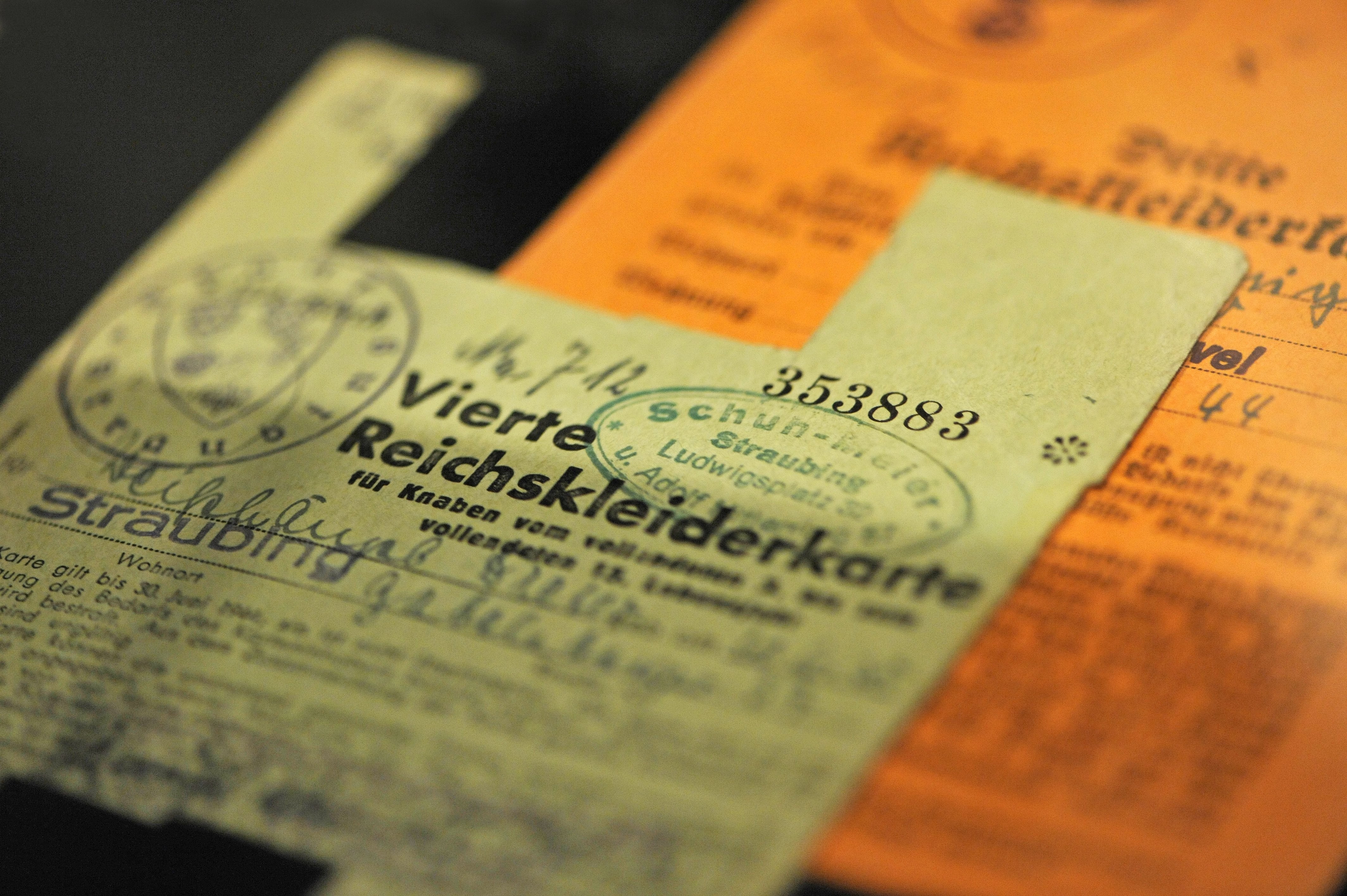 Vierte Reichskleiderkarte (gültig vom 1.1.1943 bis zum 30.6.1944). Die Kleiderkarten waren Bezugscheine für Kleidung