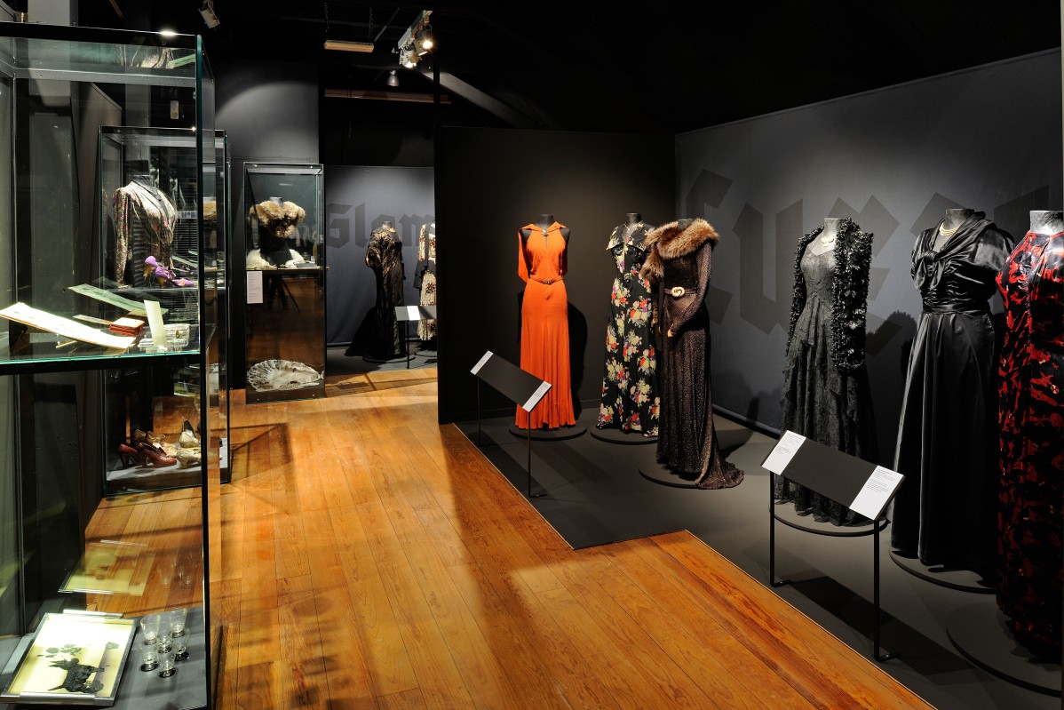 Blick in die Ausstellungseinheiten „Glamour und Luxus“