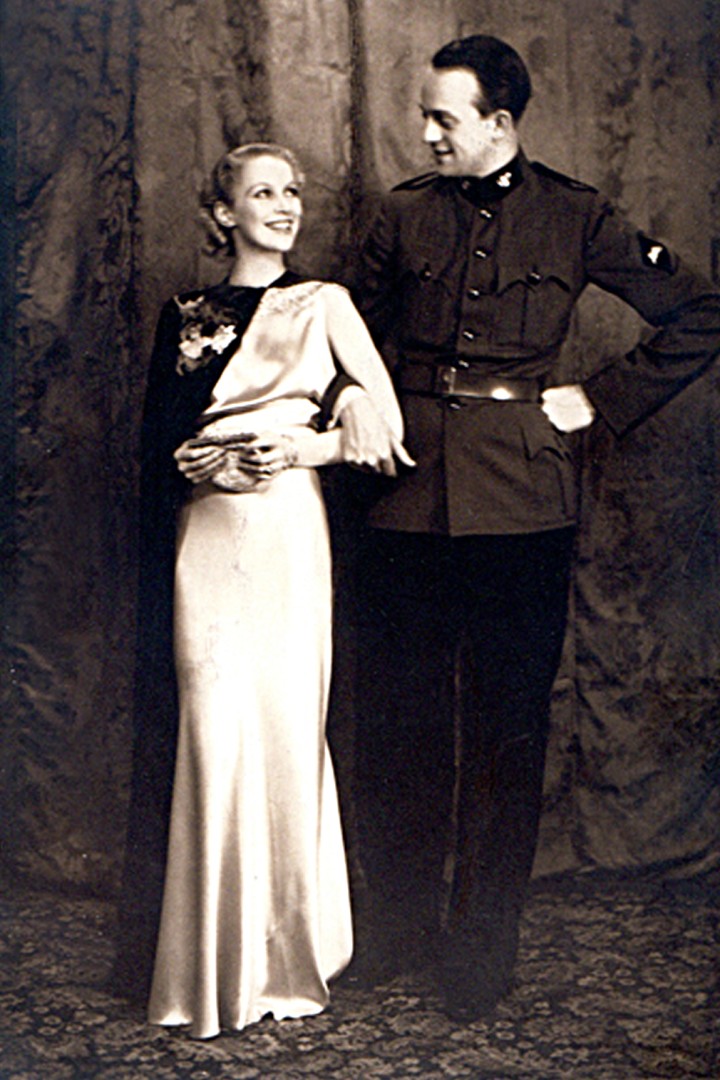 Schwarz-Weiß-Bild eines Paares in eleganter Kleidung, um 1940 