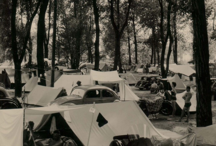 Schwarz/Weiß Foto von alten Autos und Zelten auf einem Campingplatz