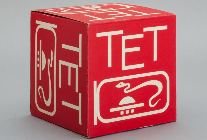 Rote Papp-Verpackung mit der Aufschrift "TET"
