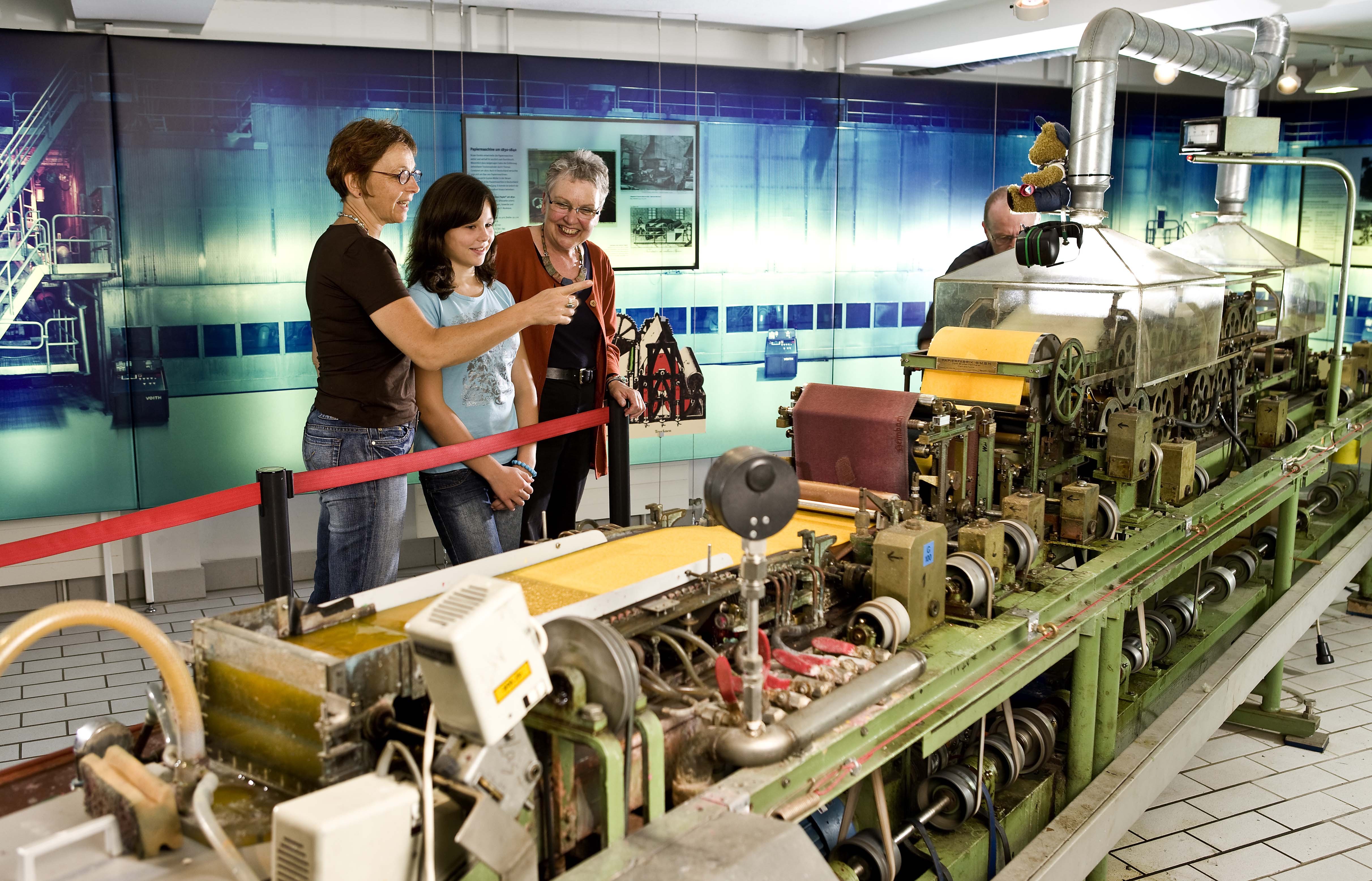 An einer Laborpapiermaschine können die Besucher verfolgen, wie Papier maschinell entsteht.