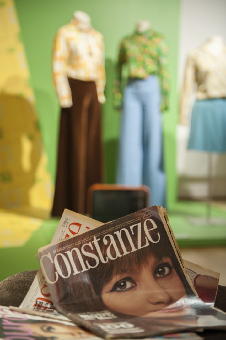 Eine Zeitschrift aus den 68er Jahren. Im Hintergrund stehen Figurinen.
