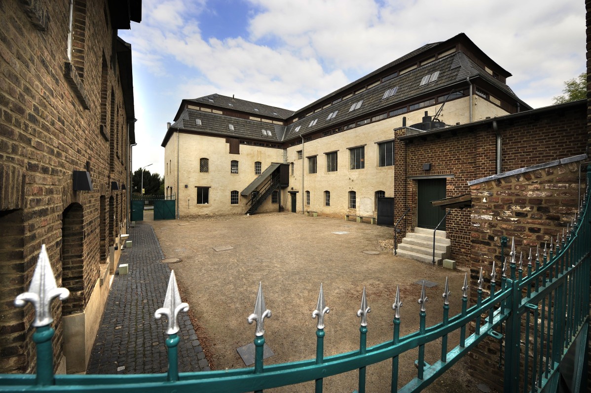 Factory yard of the Müller cloth factory with the main building built in 1801 as a paper mill