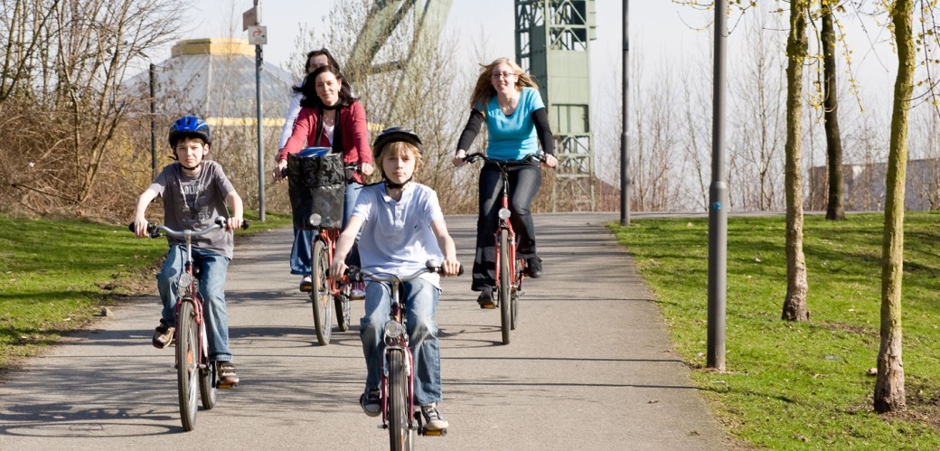 Eine vierköpfige Familie beim Radfahren auf der Eisenstraße