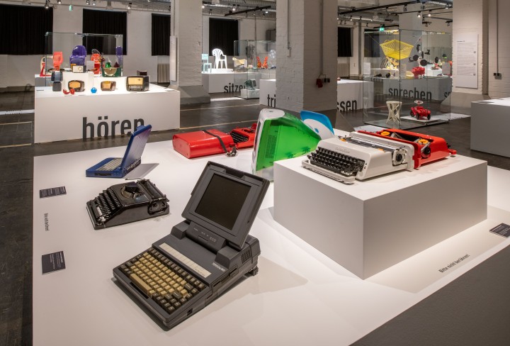 Blick in den Raum der Ausstellung mit Schreibmaschinen