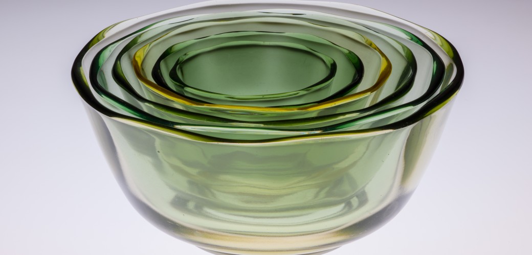 Ineinander gestapelte grüne Glasschalen nach dem Design von Wilhelm Wagenfeld.