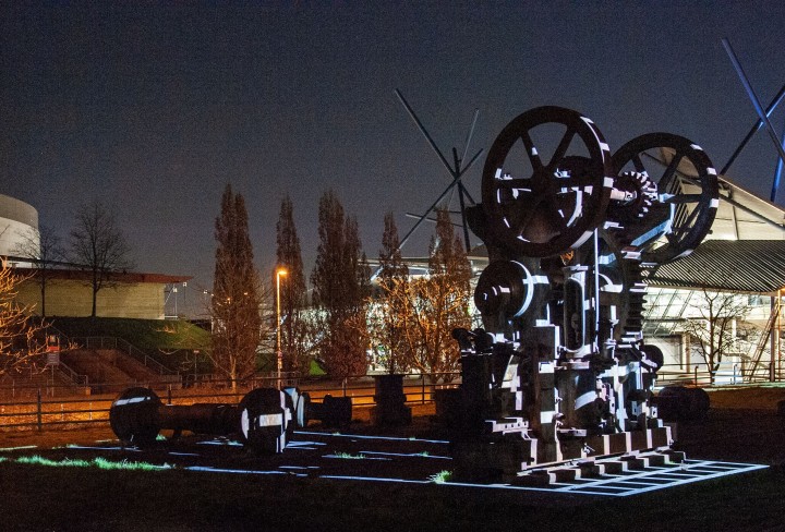 Beleuchtete Maschinen in einem Park im Dunkeln