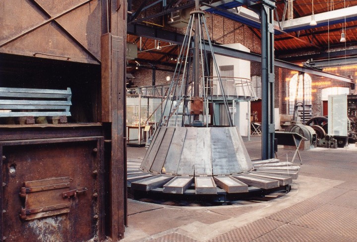 Blick in die Ausstellung "Schwerindustrie" mit verschiedenen großen Exponaten aus Eisen