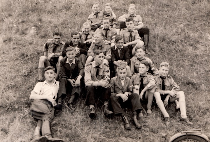 Schwarz-Weiß-Foto einer Jugendgruppe, z.T. in Uniformen der Hitlerzeit 