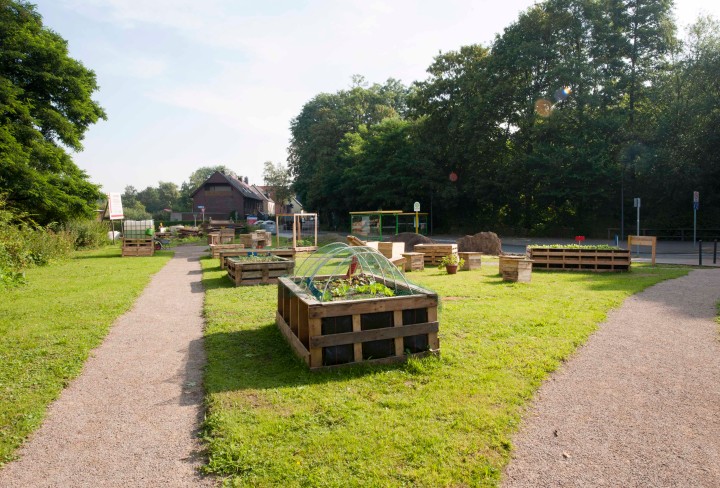 Fotot zeigt erste Hochbeete, Wege und Sitzmöglichkeiten auf der Grünfläche an der St. Antony-Hütte