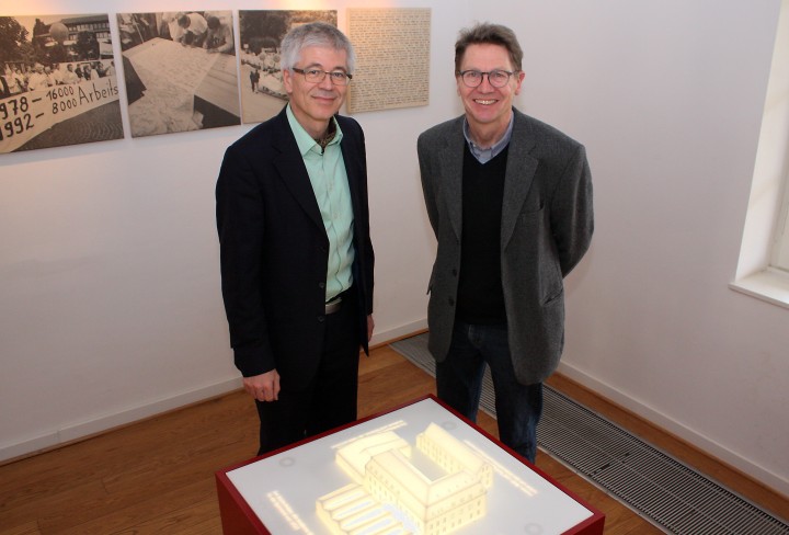 Zwei Männer stehen vor einem beleuchteten Mini-Modell der Tuchfabrik Müller