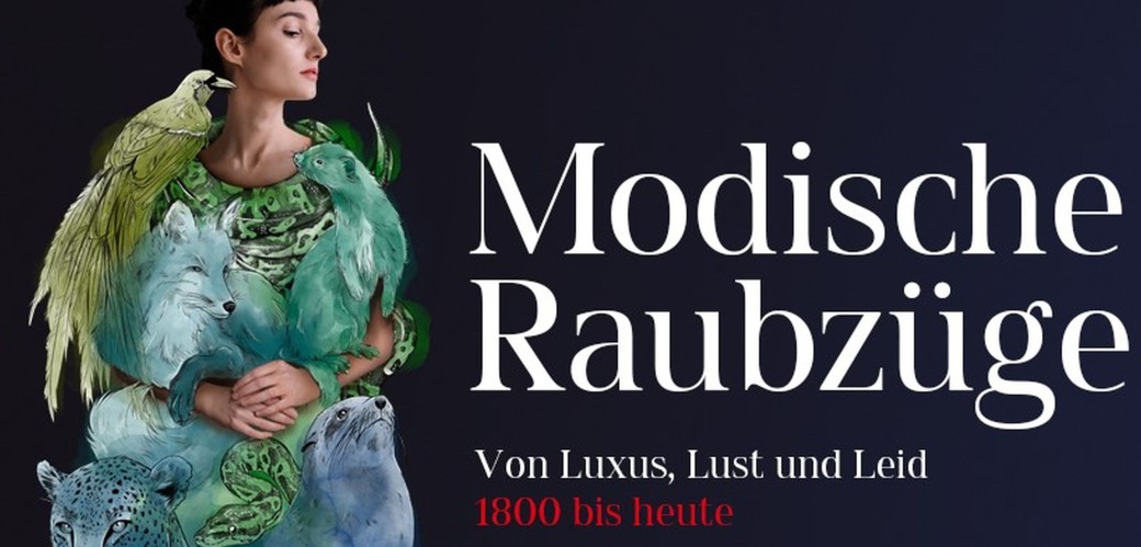 Ein großes Werbebanner mit der Aufschrift "Modische Raubzüge" und dem Abbild einer mit Federn geschmückten Frau.