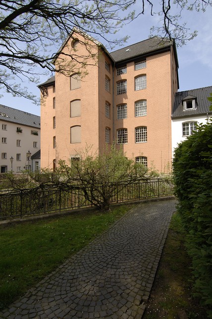 In Ratingen, not far from Düsseldorf, stands one of the oldest preserved industrial complexes in Germany: the Cromford Cotton Spinning Mill established in 1783/84 by a merchant and entrepreneur from Wuppertal. An exceptionally good example of early industrialisation. In the buildings which are more than 200 years old, the LVR-Industriemuseum demonstrates how, for the first time outside of England, fine yarn was produced completely mechanically from raw cotton. 