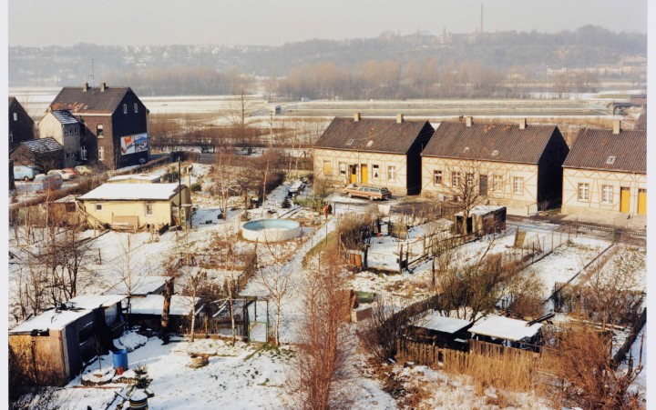 Farbfotografie eines Wohngebiets im Winter