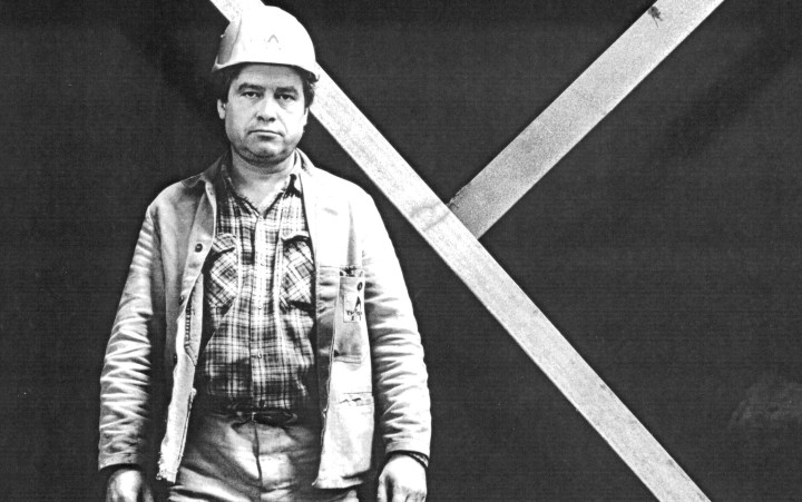 Schwarz-weiß-Porträt eines Arbeiters mit Helm