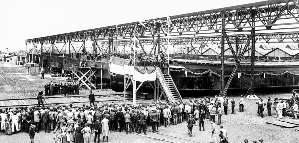 Historisches Schwarzweiß-Foto von Menschenmenge vor Schifftaufe auf der Rheinwerft Walsum