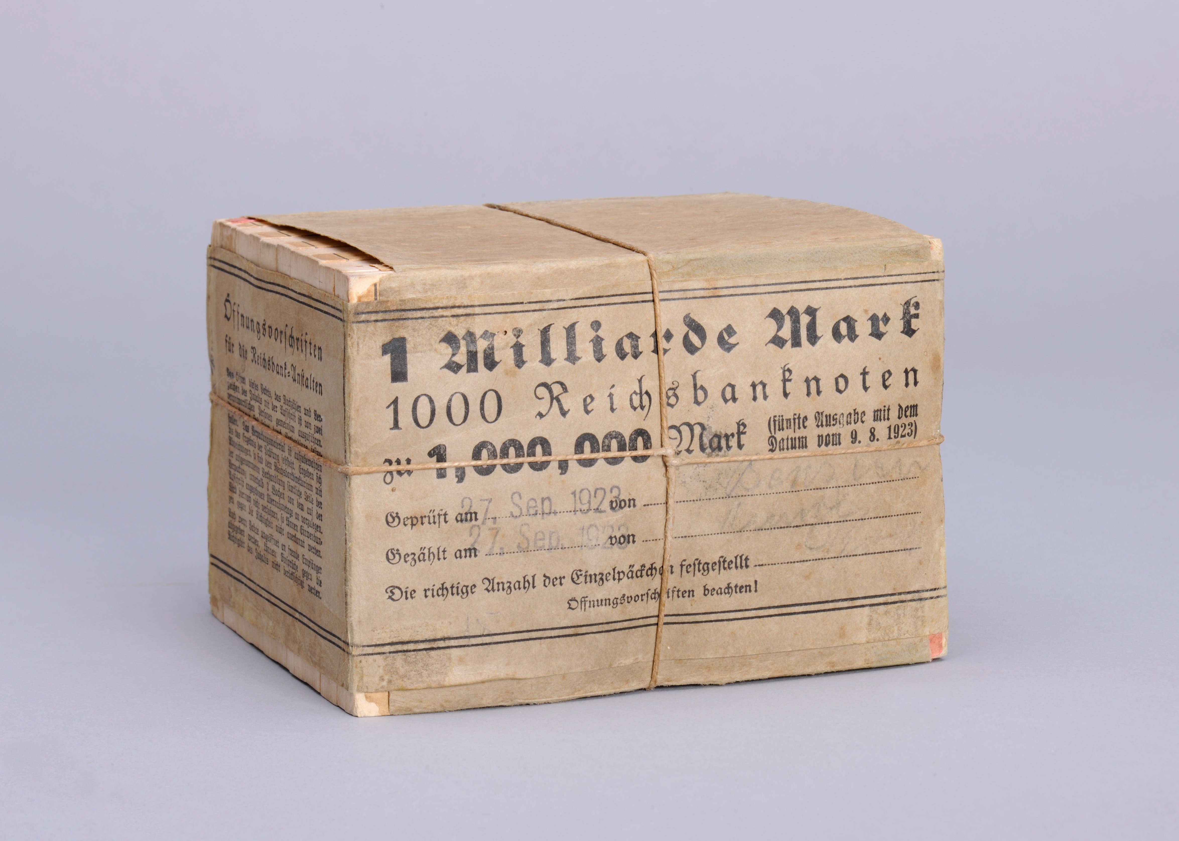 Verschnürtes Päckchen von 1000 Reichbanknoten 
