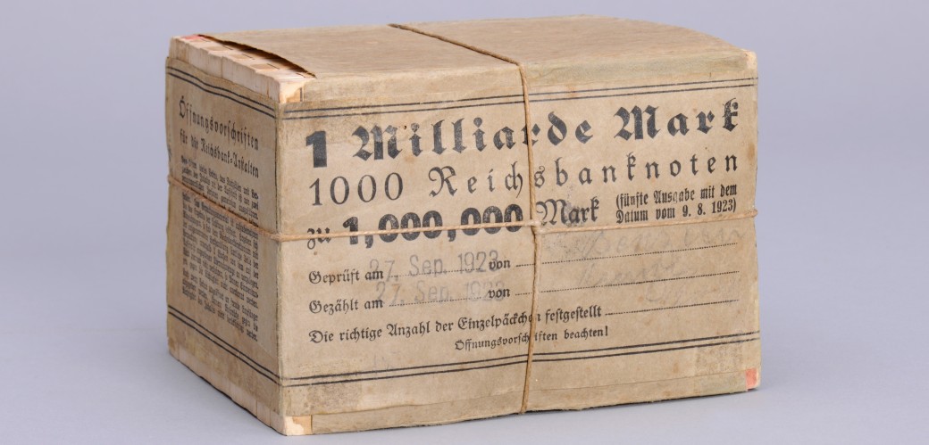 Verschnürtes Päckchen von 1000 Reichbanknoten 