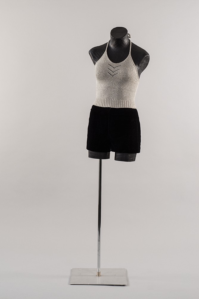 Kurze schwarze Hose und helles Top für Frauen an einer Figurine