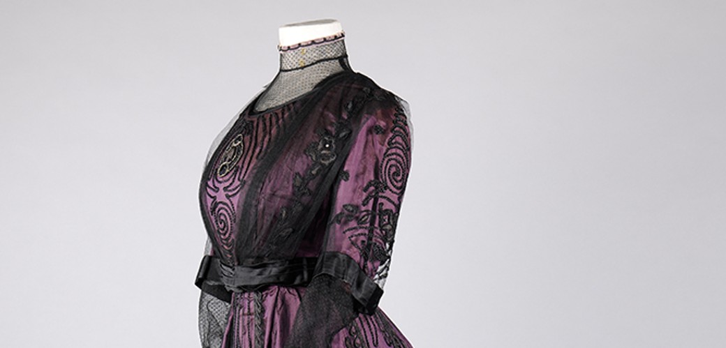 Violett-schwarzes Abendkleid aus Seide und Tüll an einer Figurine