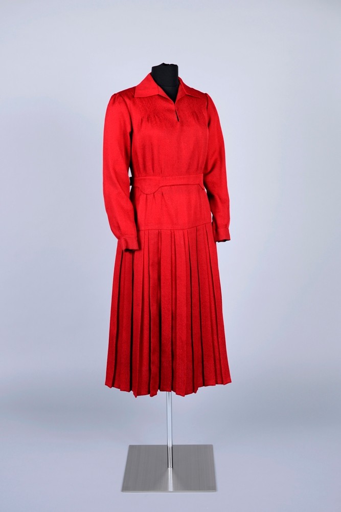 Rotes Kleid mit Blendkragen und Faltenrock