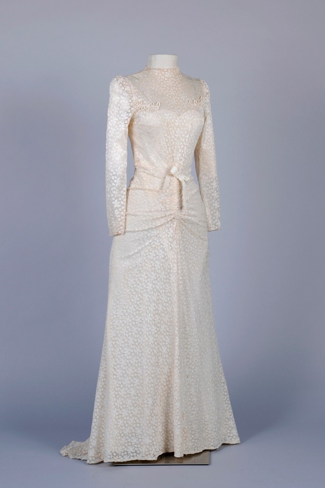 Weißes, elegantes Brautkleid an einer Figurine