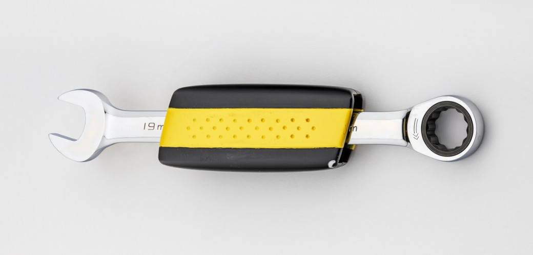 Maulschlüssel mit improvisiertem, schwarz-gelbem Handgriff mit Polsterung