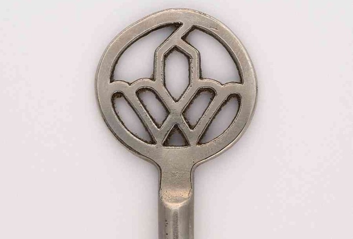 Silberner Schlüssel mit Logo