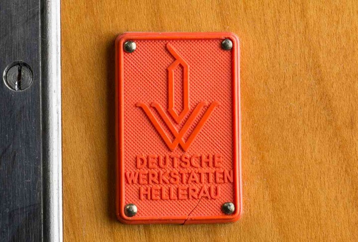 Logo der Deutschn Werkstätten Hellerau in Rot