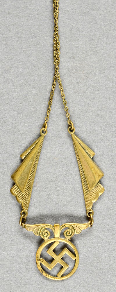 Goldene Halskette mit Hakenkreuz