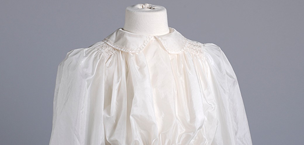 Weißes Kleid mit Stehkragen an einer Figurine