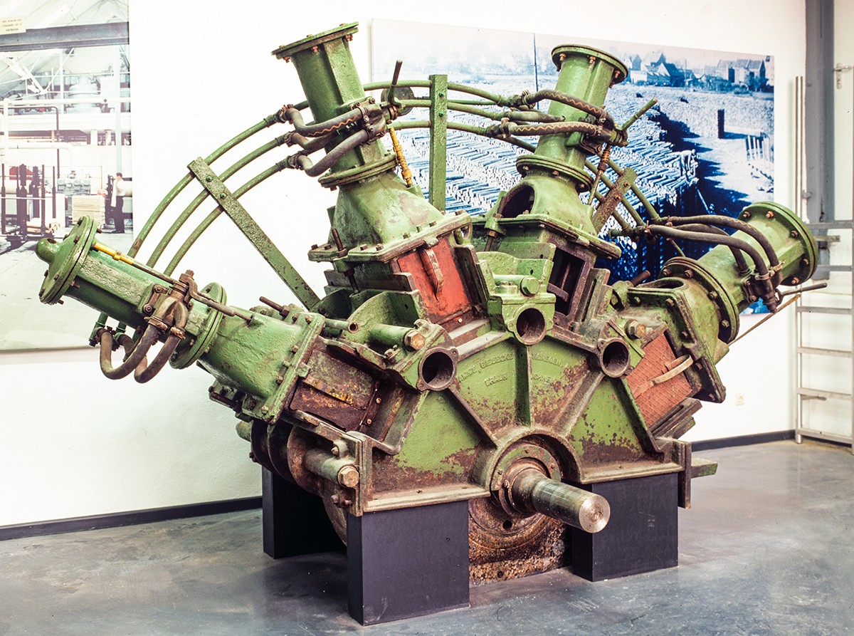 Große, historische Maschine in einem Museum
