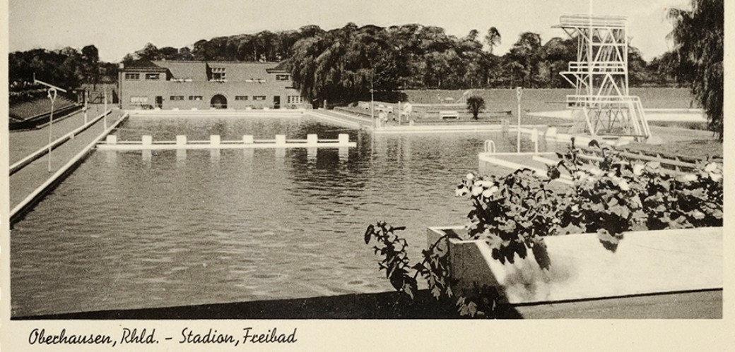 Vorderseite einer Poskarte zeigt ein Freibad im Sommer
