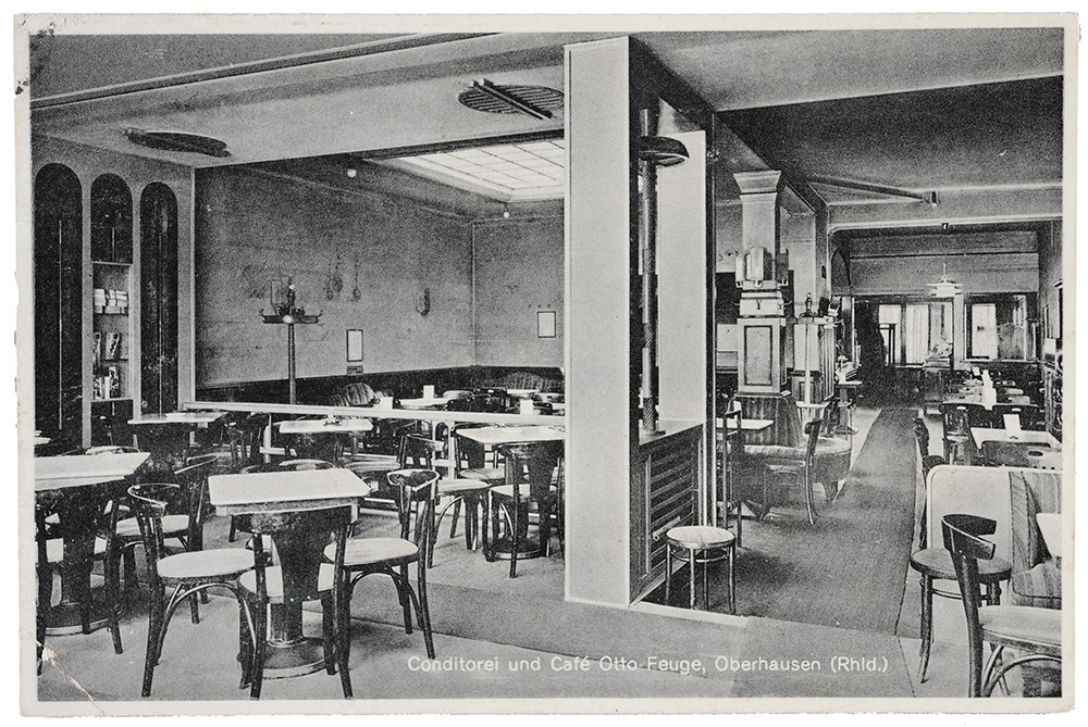 Vorderseite einer Postkarte zeigt Skizze eines leeren Cafés